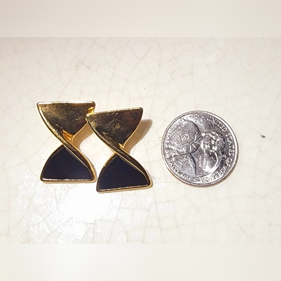Vintage Avon Hourglass Earrings Pierced Black Gold Tone Simple Classic Retro - Picture 4 of 5